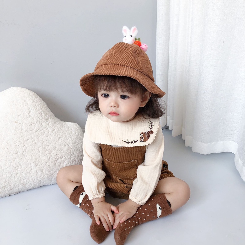 Body yếm nhung kèm áo body đũi muslin thêu sóc cho bé gái phong cách Hàn Quốc