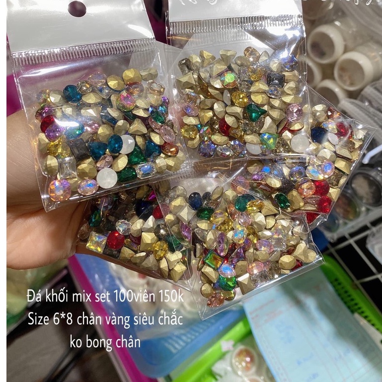 Đá khối chân vàng mix màu 100v