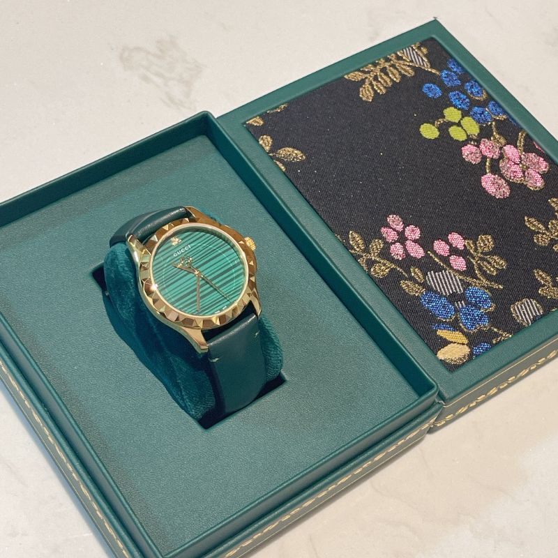 Đồng hồ Gucci Nữ cùng với hoạ tiết logo thương hiệu