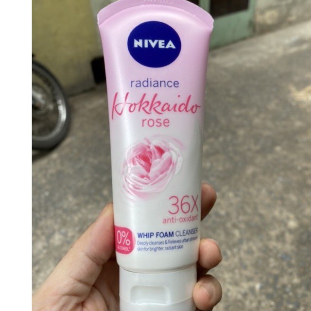 Sữa Rửa Mặt Tạo Bọt Nivea Radiance Chiết Xuất Hoa Hồng Hokkaido (100ml