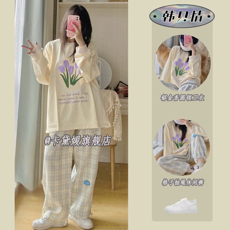 Set trang phục 2 món gồm áo sweater màu kem rộng + quần kẻ ô thời trang mùa thu Hàn Quốc có bán lẻ