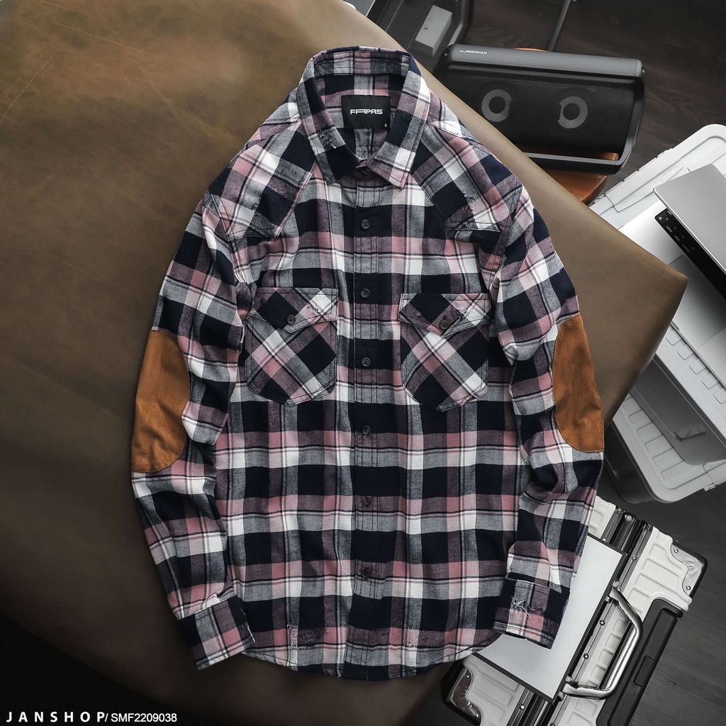 Sơmi Flannel hoạ tiết caro cùng các chi tiết mài xước phối đắp khuỷ da lộn tạo điểm nhấn phá cách đầy bụi bặm cho chiếc