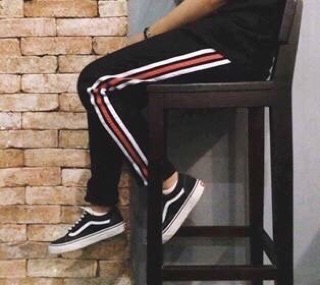  Quần jogger 3 sọc trắng đỏ