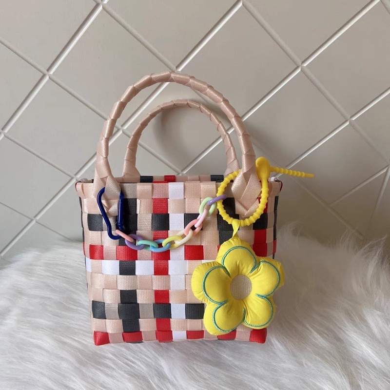 Có sẵn .Túi đan nhựa kèm móc khóa hoa size 16 Kimy store, có 6 màu.