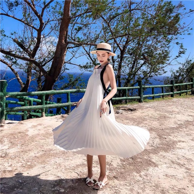 (Ảnh thật) Váy đầm maxi hở lưng 2 dây chéo cổ yếm xếp ly dáng xoè siêu sang boho thổ cẩm bầu bon chen màu trắng