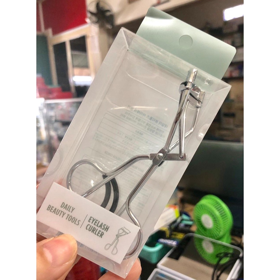 Kẹp bấm mi TFS Premium Eyelash Curler vàng kèm lõi thay