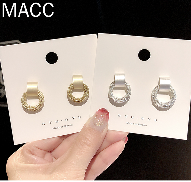 Đôi bông tai thời trang Hàn Quốc dễ dàng phối trang phục độc đáo