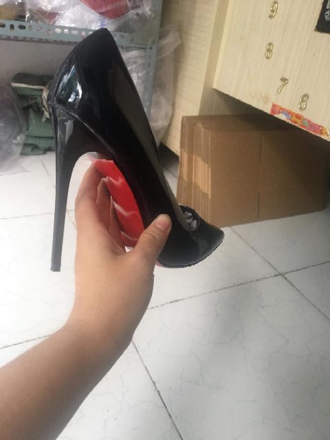 Giày cao gót đế đỏ màu đen bóng sale 320k