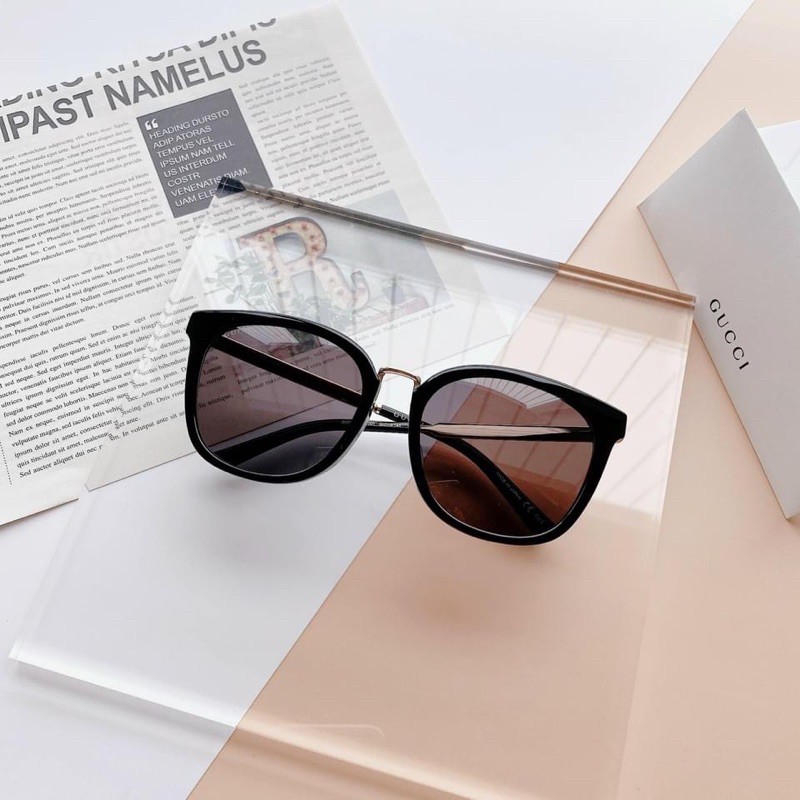 Mắt kính mát Form Unisex Gucci .