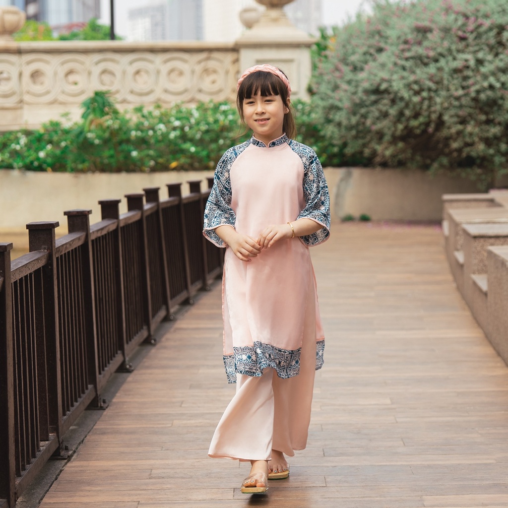 Áo dài cho bé gái BYZU, kiểu áo dài cách tân phối tay họa tiết cổ điển, chất liệu lụa cao cấp