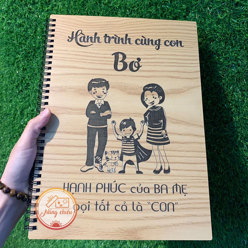 Nhật kí hành trình cùng con yêu size 20x30cm - Sổ tay bìa gỗ khắc hình ảnh gia đình hạnh phúc và khắc tên theo yêu cầu