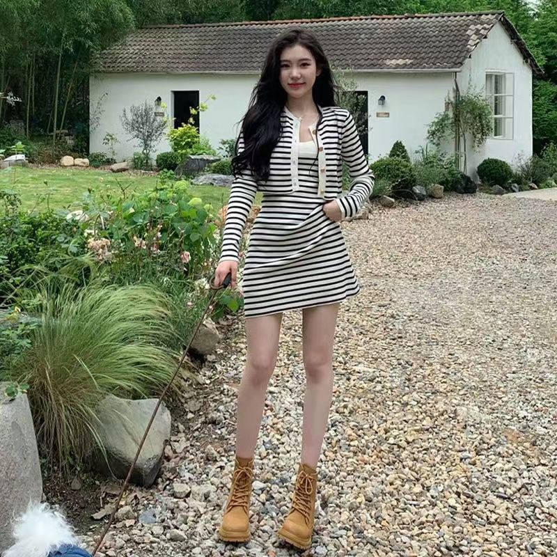 Bộ trang phục gồm đầm hai dây và áo cardigan thời trang mùa thu