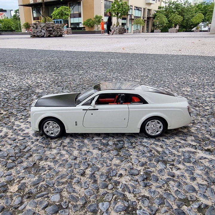 Mô Hình Xe Ô Tô Rolls Royce Phantom. Phiên Bản Đặc Biệt. Tỉ lệ 1:24 bằng hợp kim. Có bánh đà