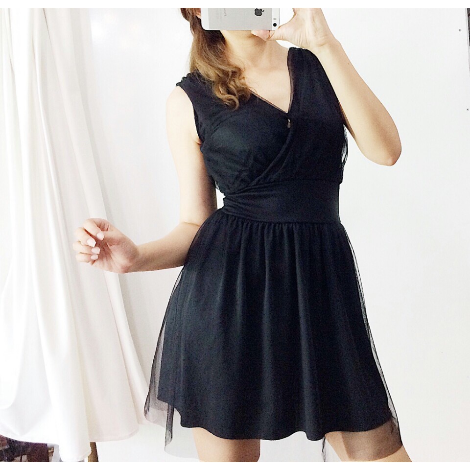 Đầm lưới cổ chéo