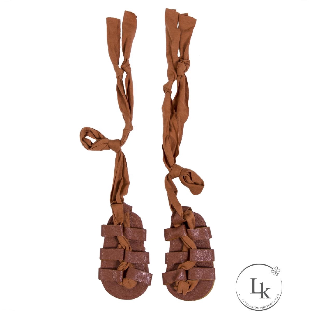 Giày sandal cột dây dễ thương và thời trang cho bé gái