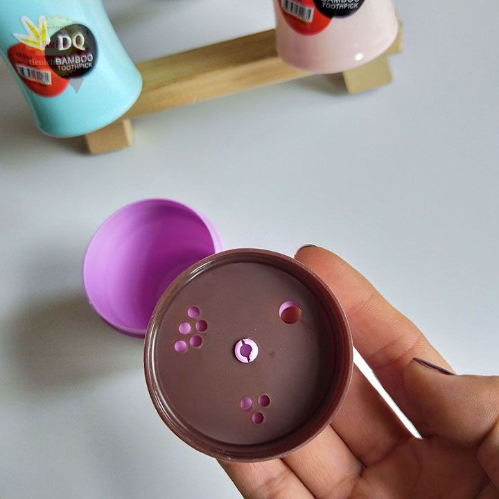 Hộp nhựa có lỗ xoay đựng gia vị hồ tiêu hạt muối tăm xỉa răng