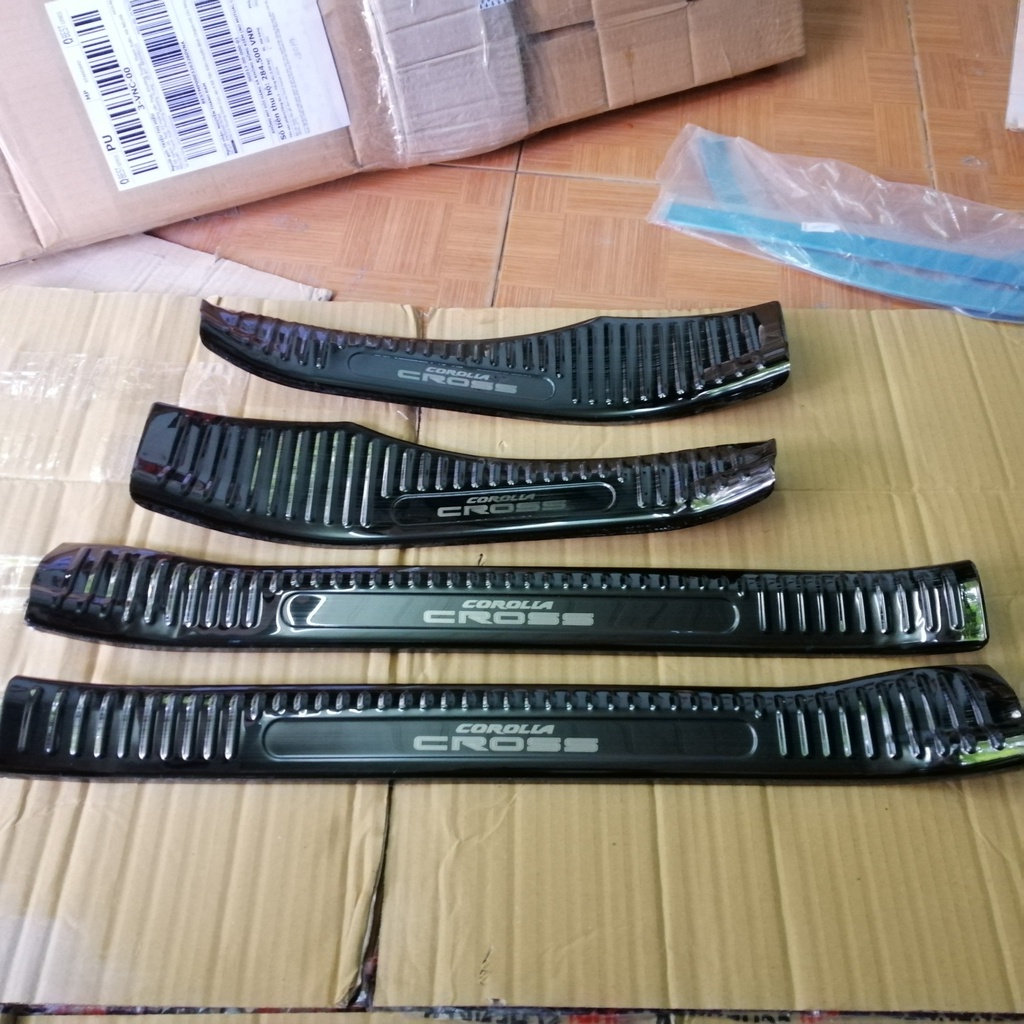 Bộ 4 nẹp bước chân trong Titan cho xe Toyota Corolla  Cross