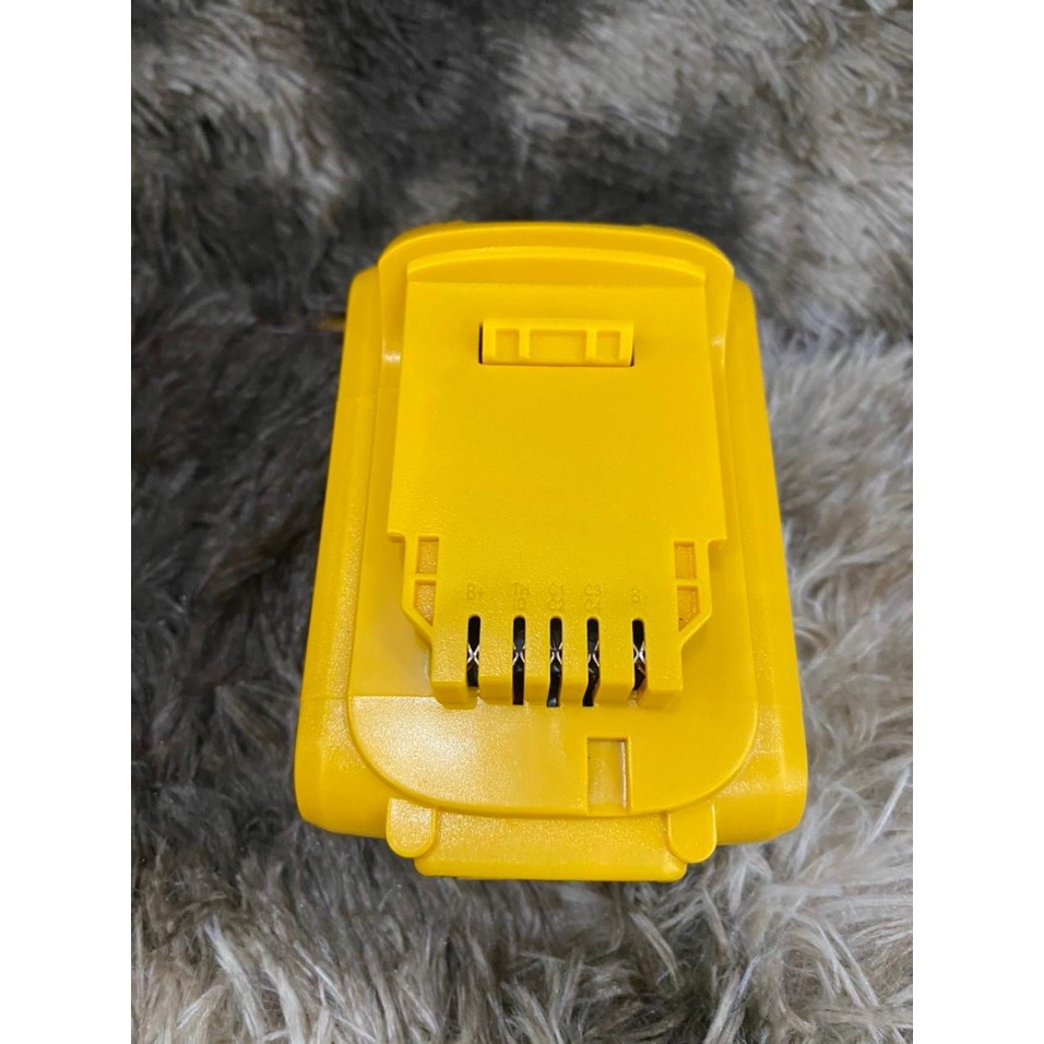 Pin Dewalt 20V 5s 3P, nhận sạc zin, có led báo pin. BN.