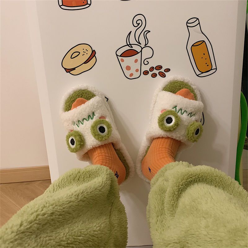 The new Korean cartoon plush slipper girl uses lovely soft-soled anti-skid cotton slippers for indoor home in winter.