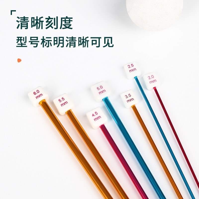 Cặp kim đan có đầu móc.