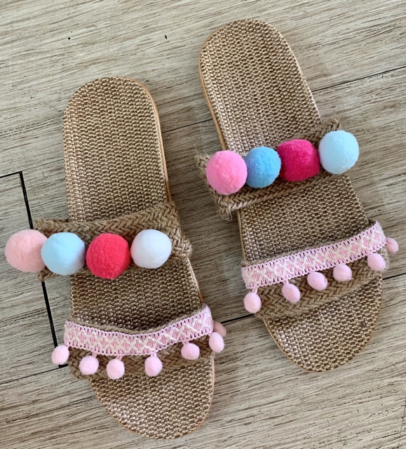 Dép đi biển phối dây pompom tone hồng xanh