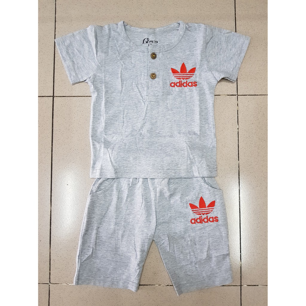 Bộ thun bé trai thêu chữ phối nút phong cách thể thao