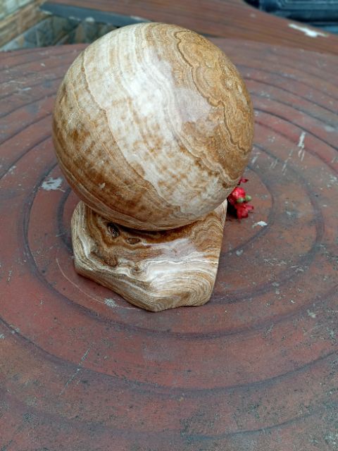 cầu đá thiên nhiên đường kính 14 cm màu vàng vân gỗ