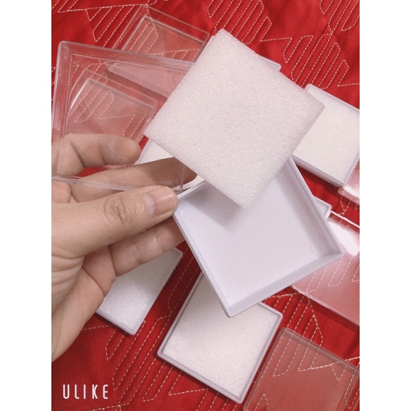 Hộp đựng khuyên tai được tặng kèm mút