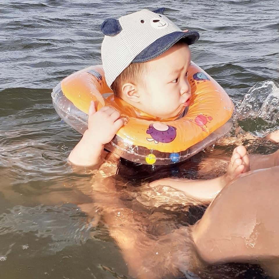 Phao đợ cổ cho bé tập bơi