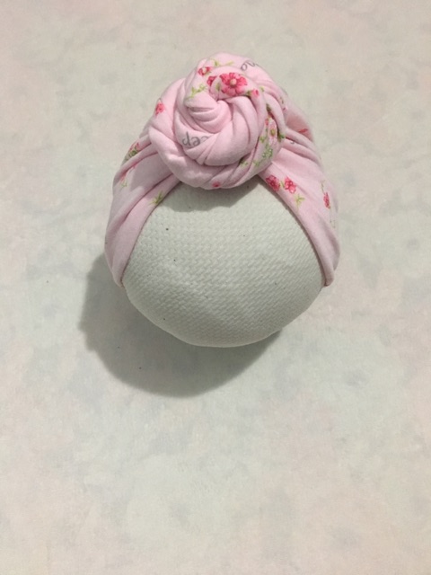 Mũ turban nơ cho bé: màu hồng phấn hoạ tiết hoa nhí