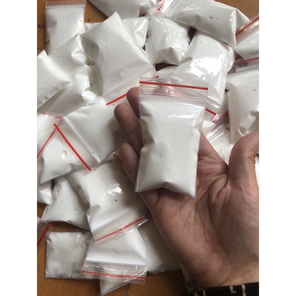 Keo sữa dán tăng độ bám dính cho tranh.
