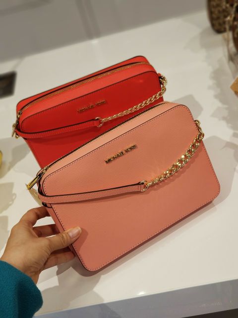 ❌❌❌ Xã : 
Michael Kors 24cm đeo chéo dáng hộp . 
Sale : 2.tr.300.000. 
Xã hết chỉ có 2 màu này xã . 
0937034359