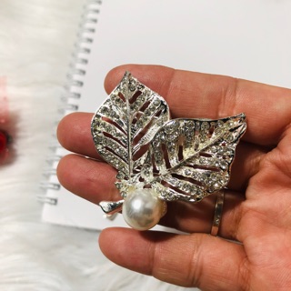 Cài áo 2 lá đính đá phối ngọc. kt 5 x 5cm