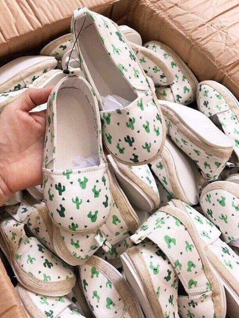 Giày slip on H&M xuất hoạ tiết xương rồng
