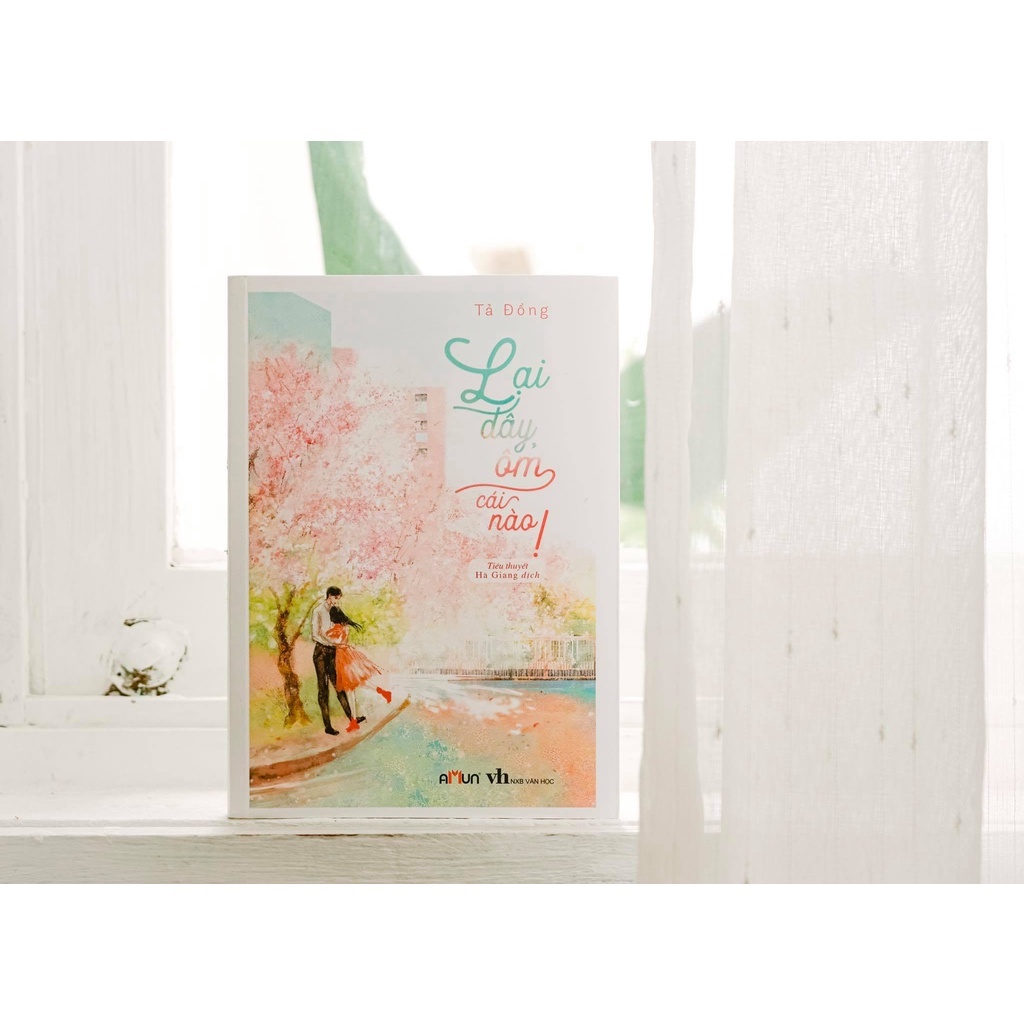 SÁCH - Lại đây, ôm cái nào! (tặng kèm 01 bookmark + 01 tập giấy nhớ + 4 bìa gác màu in kèm)