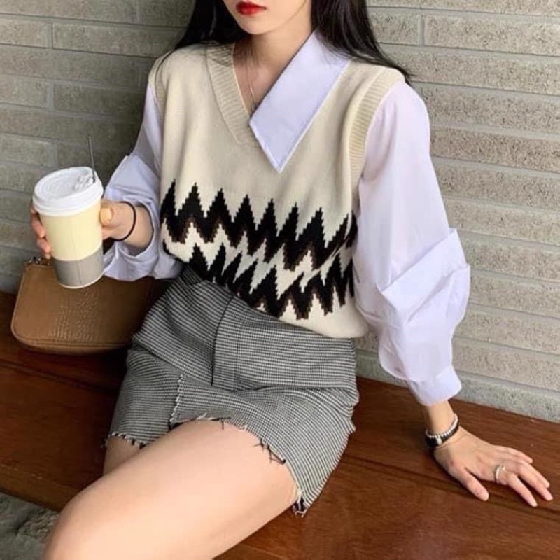 Sự kết hợp áo len và sơ mi là item quen thuộc với những cô nàng cá tính, trẻ trung, năng động