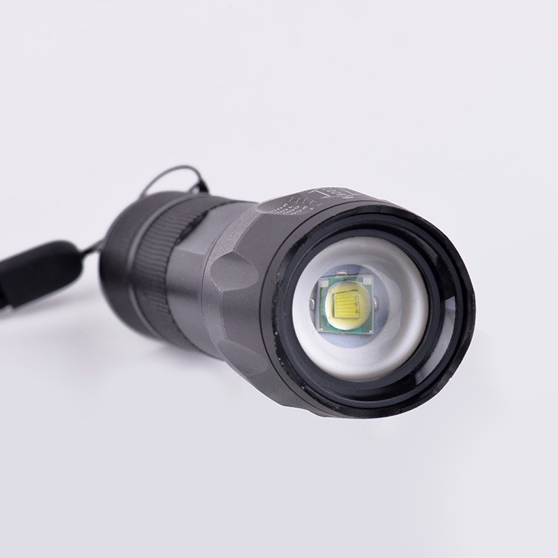 . Đèn pin siêu sáng T6 gồm Pin + sạc + hộp Có độ sáng cao với khả năng chiếu sáng tối đa lên đến 1000 lumens
