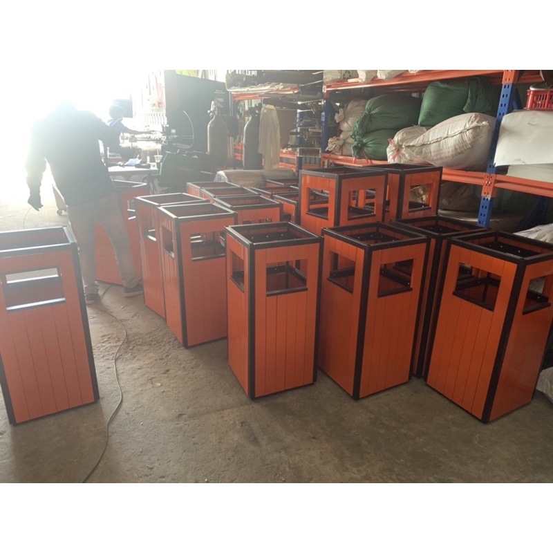 Thùng rác công cộng ngoài trời đứng có gạt tàn