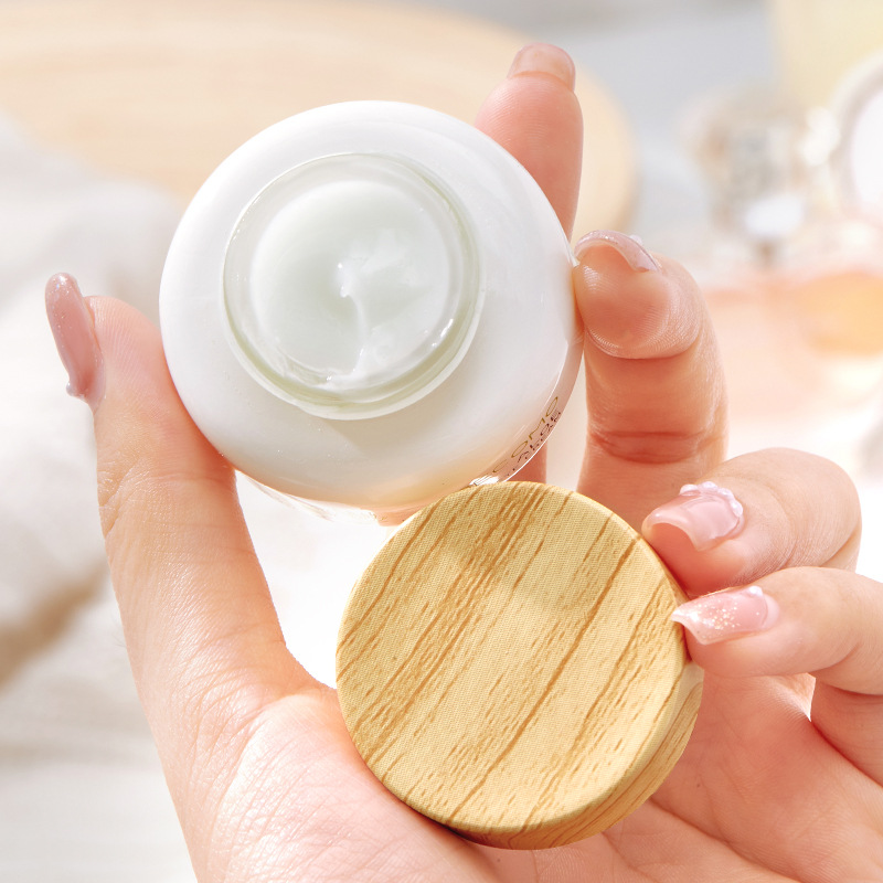 [Hàng mới về] Kem dưỡng mắt tinh chất quả bơ giúp cấp ẩm và nước kèm que mát xa 15g | BigBuy360 - bigbuy360.vn