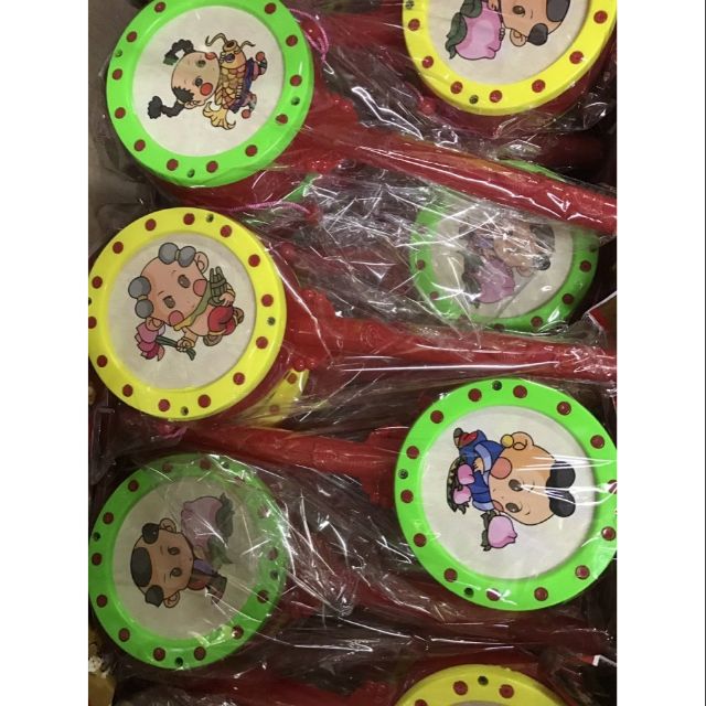 Trống lắc cầm tay cho bé.