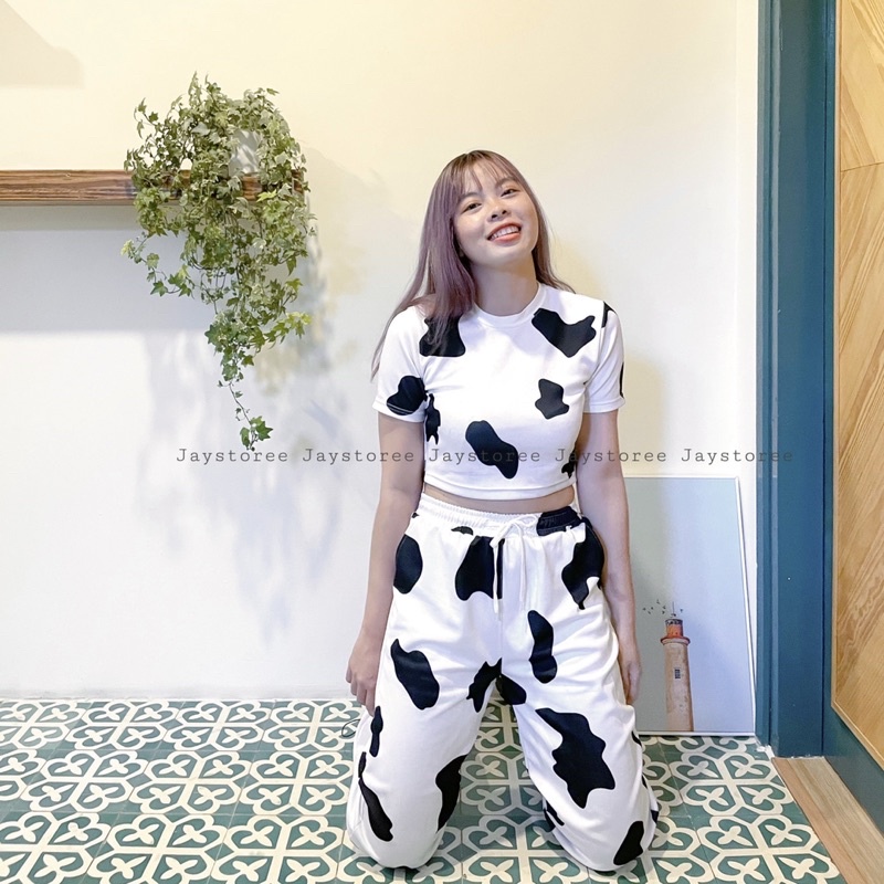 Áo croptop bò sữa - Chân váy