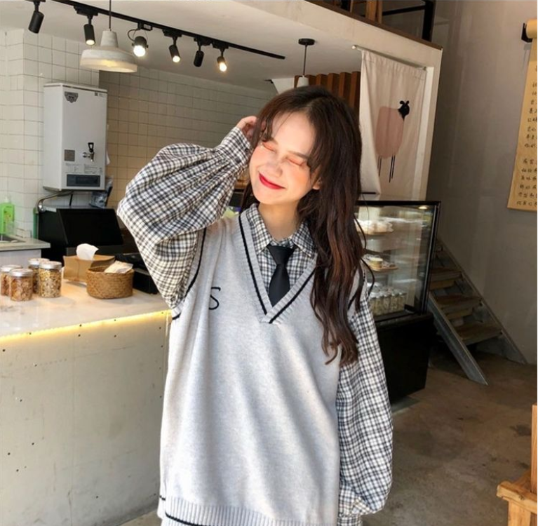 Áo Len Không Tay Form Rộng Họa Tiết Sọc Caro In Chữ Phong Cách Hàn Quốc