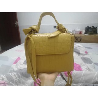 Túi đeo xinh dạo phố