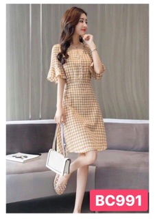 Đầm caro tay loe