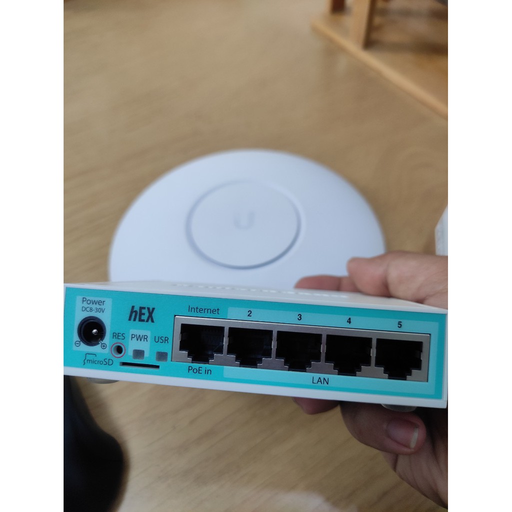 Combo Router Mikrotik 750Gr3 mới và Unifi Ac Pro hàng qua sử dụng