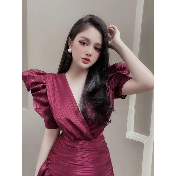 Đầm cổ tim tay phồng đắp chéo.