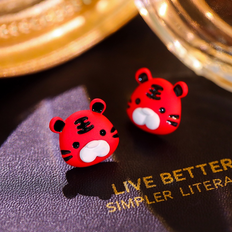 Điểm "Giới hạn thời gian ngắn chụp hình" Chỉ đơn giản bán hoa hoa Wholesal Jiulan Red This Year Little Tiger earrings Nữ giới tính Tốc độ cao 2022 New Tide New Year các vành đai Zodiac