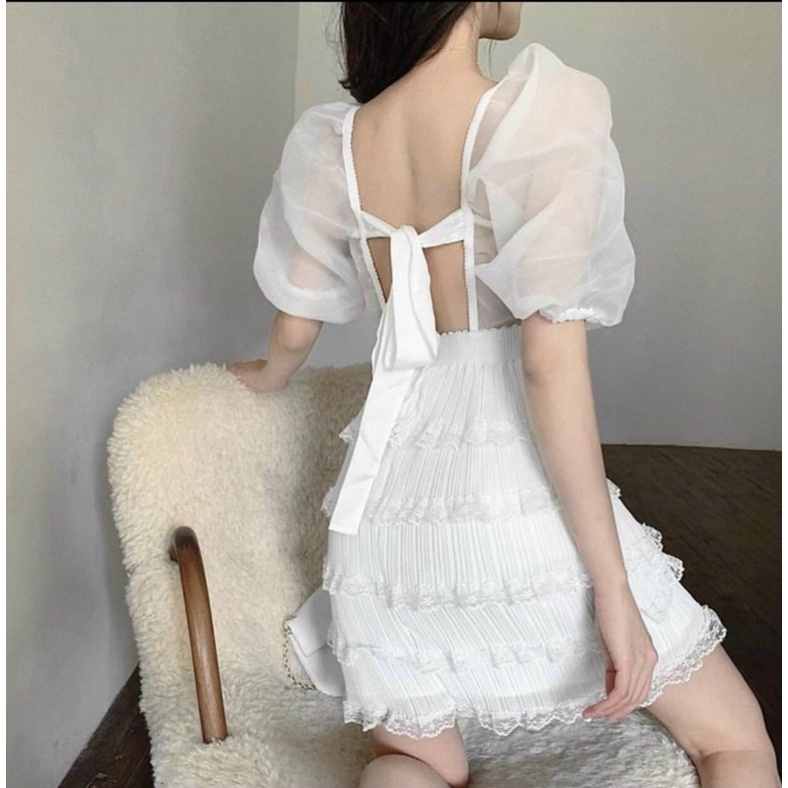 Đầm trắng cổ vuông tầng bèo ren