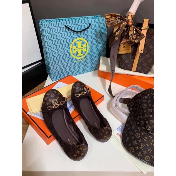 Bệt mềm Lv ôm chân