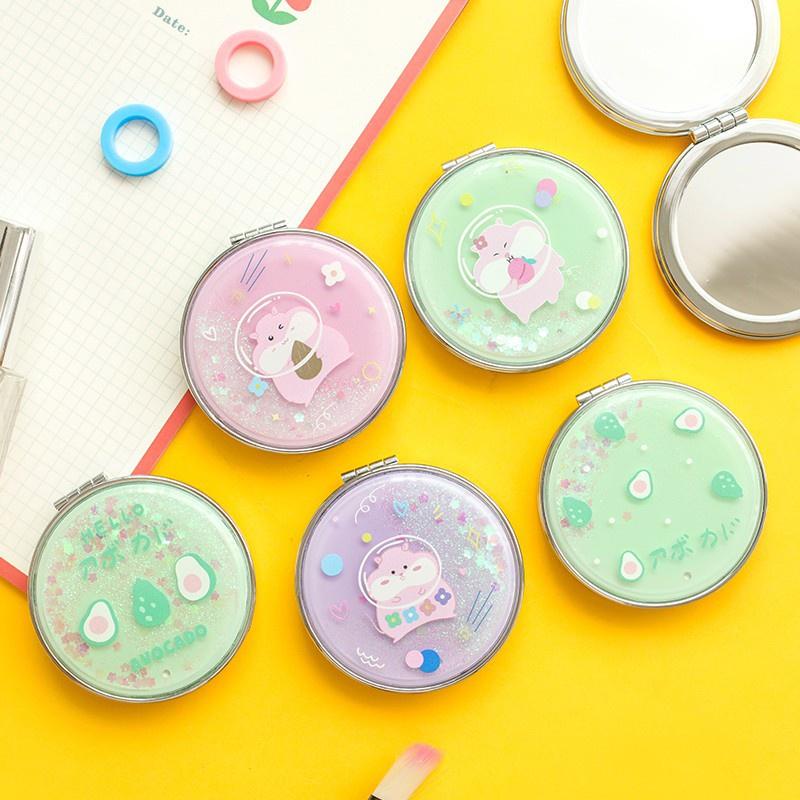 Gương Mini 2 Mặt Bỏ Túi Vỏ Ngoài Nhũ Kim Tuyến Lấp Lánh Họa Tiết Đáng Yêu VC (giao mẫu ngẫu nhiên)
